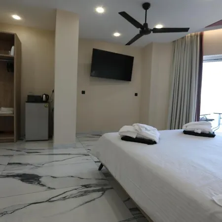 Golden Fox Studios And Suites *