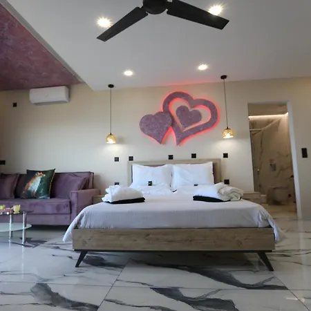 Golden Fox Studios And Suites Apartment