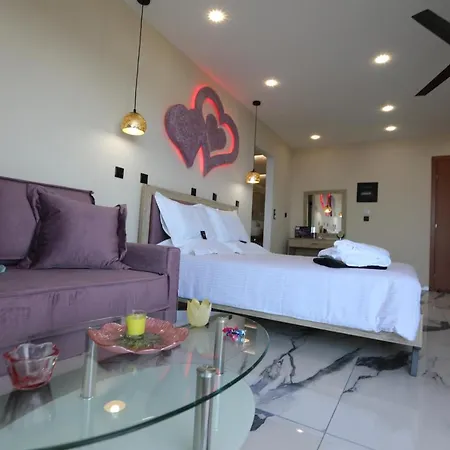 Golden Fox Studios And Suites Apartment