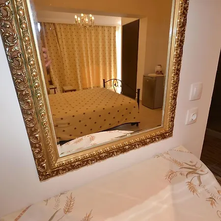 Golden Fox Studios And Suites