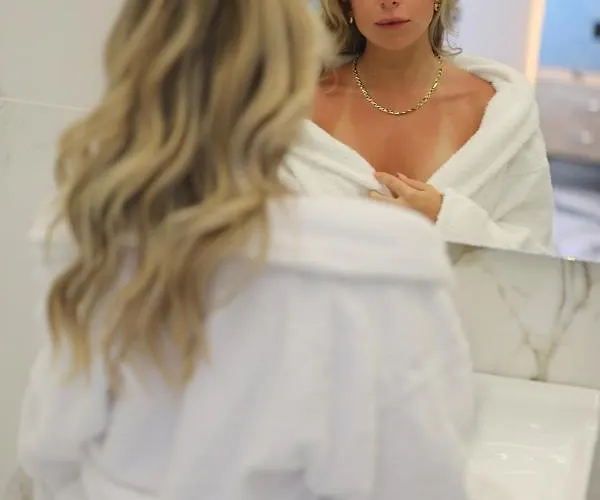 Golden Fox And شقة Lákones