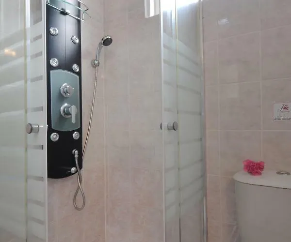 Golden Fox And شقة Lákones